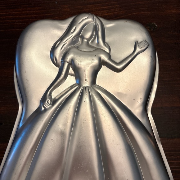 Vintage Barbie cake pan - Picture 3 of 5